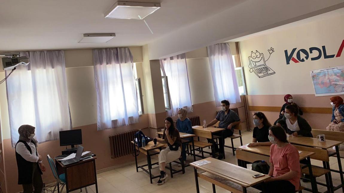 Rehberlik öğretmenimiz tarafından tüm öğretmenlerimize Covid-19 Bilgilendirme seminerimiz yapıldı.